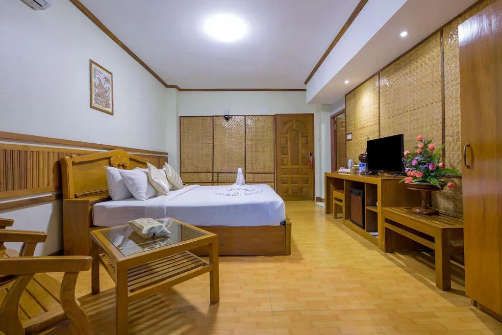 Platinum Ten Mile Hotel