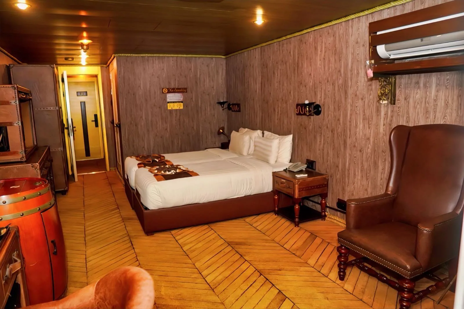 Vintage Luxury Yacht Hotel