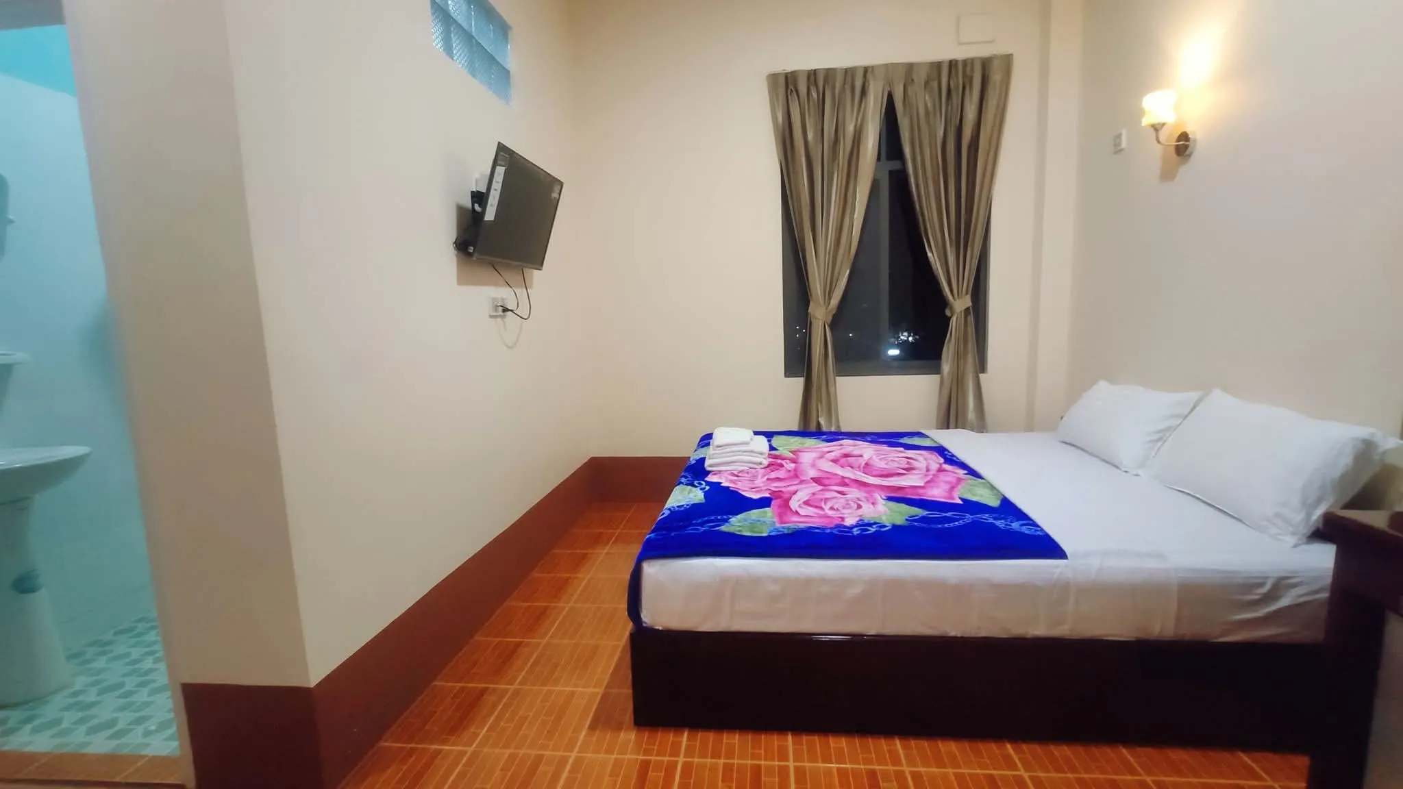 မိဘအရိပ် အဆင့်မြင့် ဧည့်ရိပ်မွန်