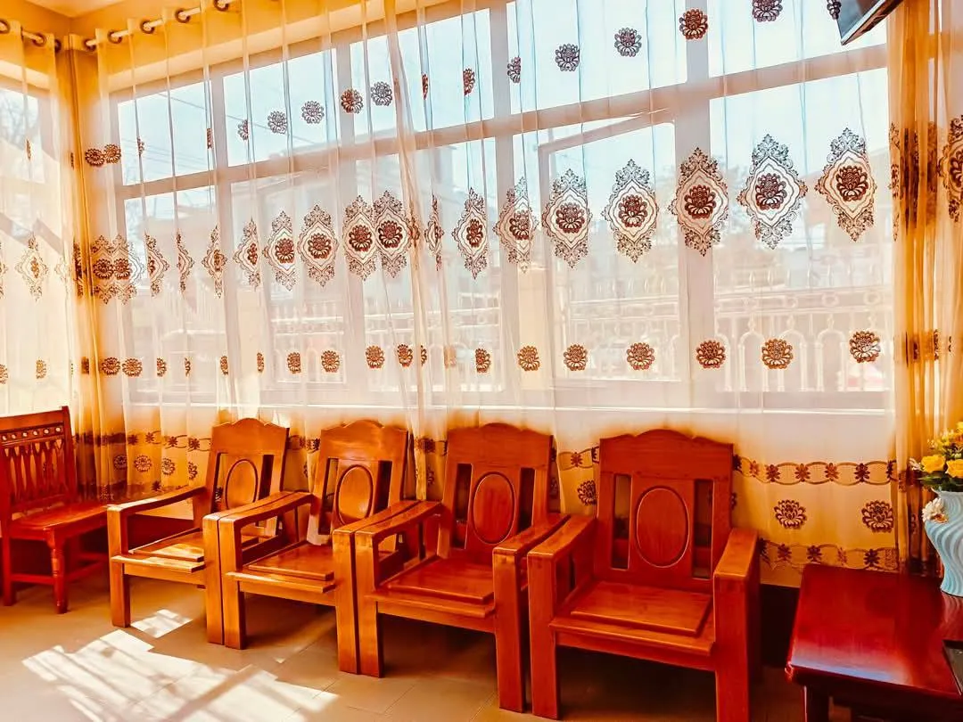 မိဘအရိပ် အဆင့်မြင့် ဧည့်ရိပ်မွန်